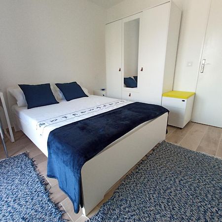 Private Room In Renovated Apartment - Tram 1 Min Walk Niza Habitación foto