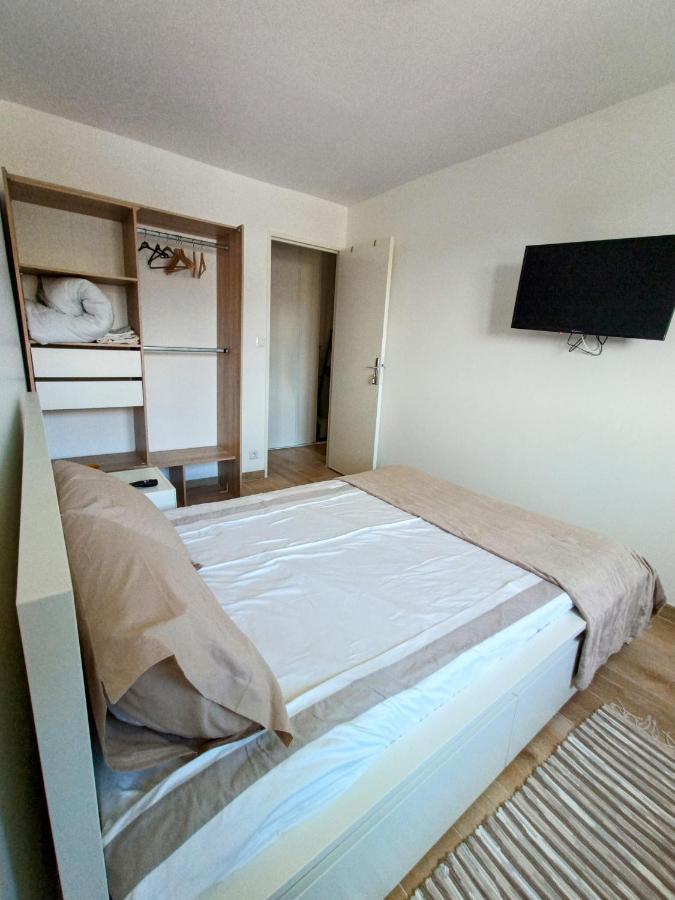 Private Room In Renovated Apartment - Tram 1 Min Walk Niza Exterior foto