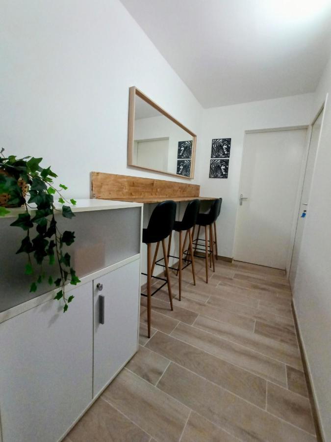Private Room In Renovated Apartment - Tram 1 Min Walk Niza Exterior foto
