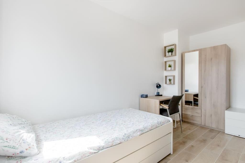 Private Room In Renovated Apartment - Tram 1 Min Walk Niza Exterior foto