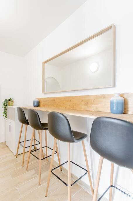 Private Room In Renovated Apartment - Tram 1 Min Walk Niza Exterior foto