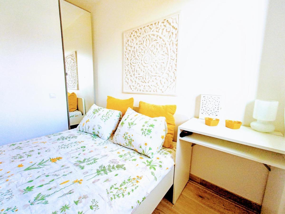 Private Room In Renovated Apartment - Tram 1 Min Walk Niza Exterior foto